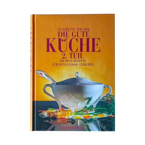 Modernes Haus mit einer hölzernen Pergola über einem Innenhof, umgeben von Topfpflanzen, Stühlen und einem Tisch.