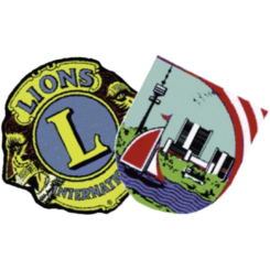 Logo von Lions International neben einer Illustration einer Stadtsilhouette mit einem Segelboot und Wasser.